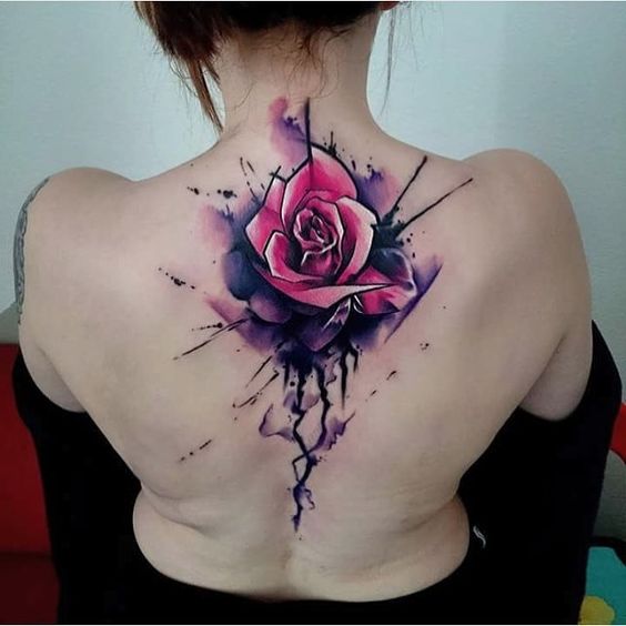 Tatuajes de rosas a color para mujer