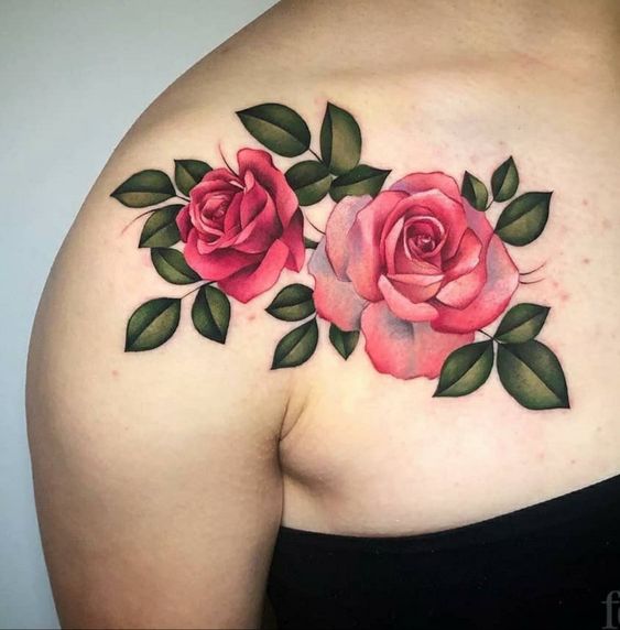Tatuajes de rosas a color para mujer