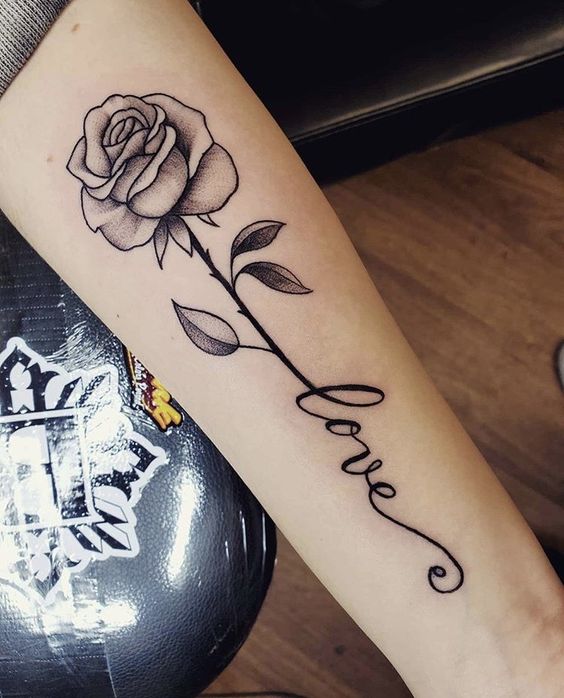 Tatuajes de rosas con nombres para mujer