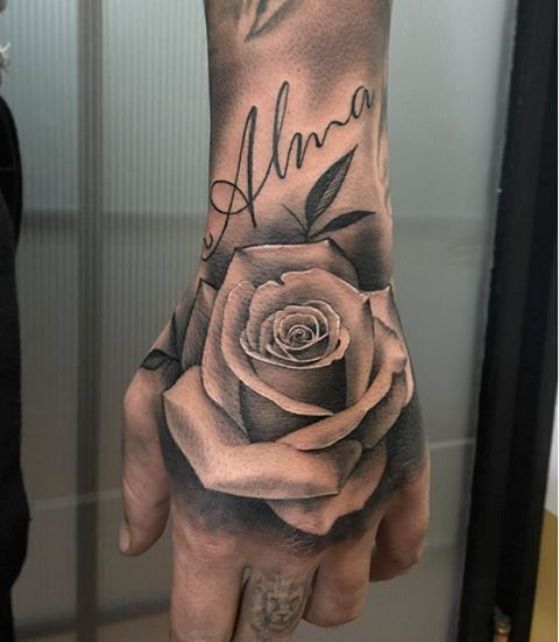 Tatuajes de rosas en la mano para mujeres.