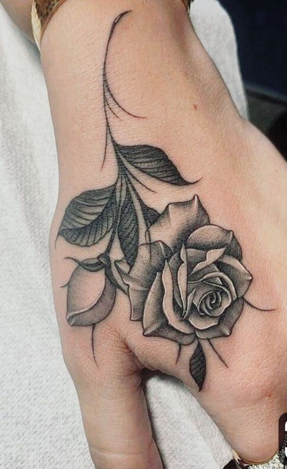 Tatuajes de rosas pequeñas en la mano