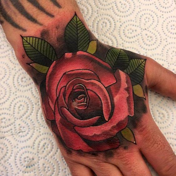 fotos de tatuajes de rosas en la mano