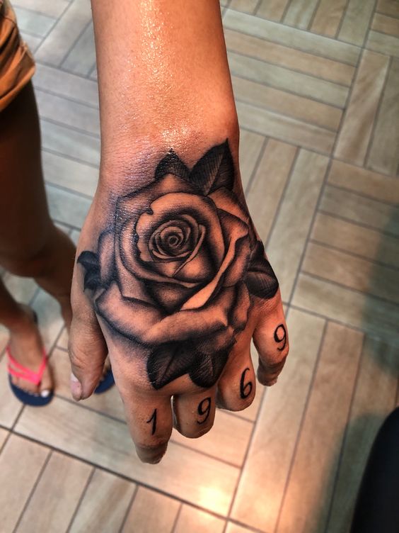 fotos de tatuajes de rosas en la mano