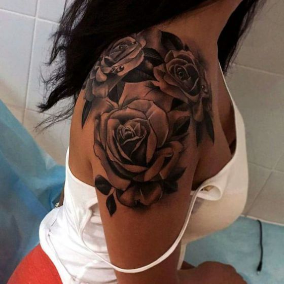 Tatuajes de rosas en el hombro