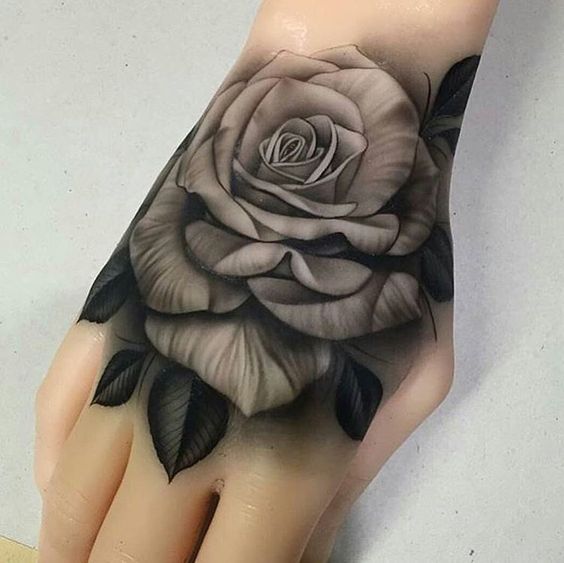 Tatuajes de rosas para mujeres